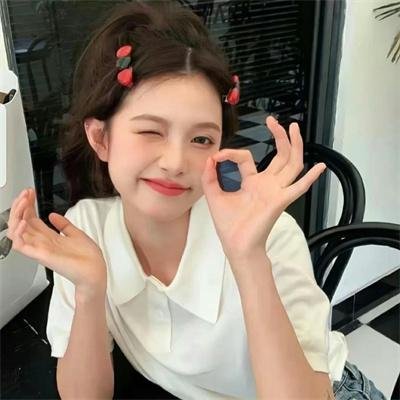 坐在酒吧里吃蛋糕